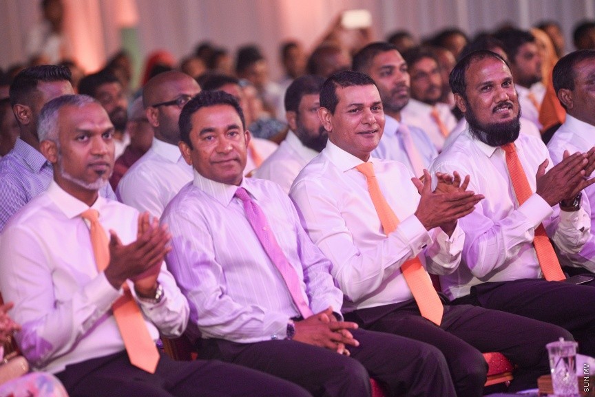 05 މާޗް 2017: އެމްޑީއޭގެ ފަރާތުން ލޯކަލް ކައުންސިލް އިންތިހާބަށް ކުރިމަތިލާ ކެނޑިޑޭޓުން ތައާރަފް ކުރުމަށް މިރޭ ދަރުބާރުގޭގައި ބޭއްވި ޖަލްސާގެ ތެރެއިން --- ސަންފޮޓޯ/ މުހައްމަދު އަފްރާހް