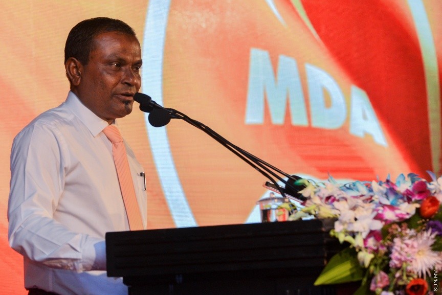 05 މާޗް 2017: އެމްޑީއޭގެ ފަރާތުން ލޯކަލް ކައުންސިލް އިންތިހާބަށް ކުރިމަތިލާ ކެނޑިޑޭޓުން ތައާރަފް ކުރުމަށް މިރޭ ދަރުބާރުގޭގައި ބޭއްވި ޖަލްސާގެ ތެރެއިން --- ސަންފޮޓޯ/ މުހައްމަދު އަފްރާހް