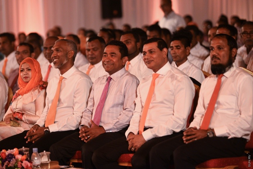 05 މާޗް 2017: އެމްޑީއޭގެ ފަރާތުން ލޯކަލް ކައުންސިލް އިންތިހާބަށް ކުރިމަތިލާ ކެނޑިޑޭޓުން ތައާރަފް ކުރުމަށް މިރޭ ދަރުބާރުގޭގައި ބޭއްވި ޖަލްސާގެ ތެރެއިން --- ސަންފޮޓޯ/ މުހައްމަދު އަފްރާހް