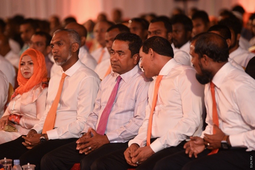 05 މާޗް 2017: އެމްޑީއޭގެ ފަރާތުން ލޯކަލް ކައުންސިލް އިންތިހާބަށް ކުރިމަތިލާ ކެނޑިޑޭޓުން ތައާރަފް ކުރުމަށް މިރޭ ދަރުބާރުގޭގައި ބޭއްވި ޖަލްސާގެ ތެރެއިން --- ސަންފޮޓޯ/ މުހައްމަދު އަފްރާހް