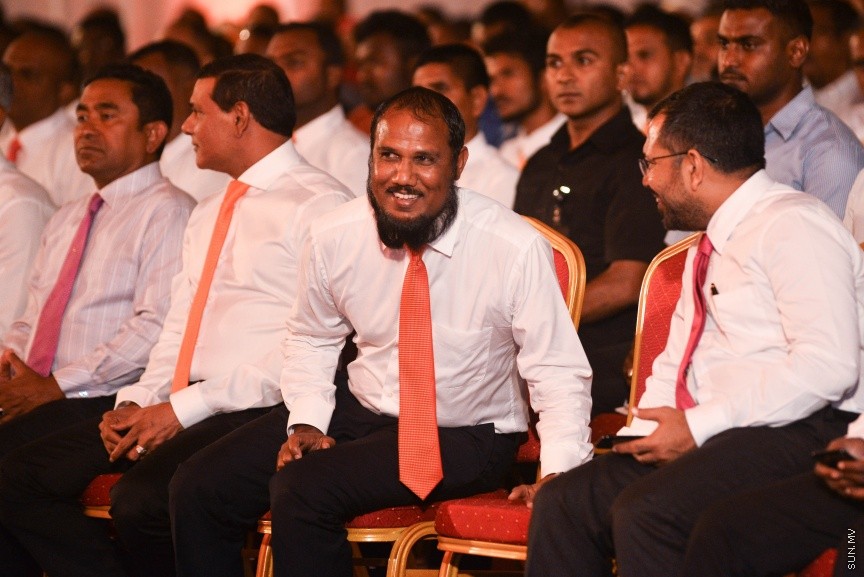 05 މާޗް 2017: އެމްޑީއޭގެ ފަރާތުން ލޯކަލް ކައުންސިލް އިންތިހާބަށް ކުރިމަތިލާ ކެނޑިޑޭޓުން ތައާރަފް ކުރުމަށް މިރޭ ދަރުބާރުގޭގައި ބޭއްވި ޖަލްސާގެ ތެރެއިން --- ސަންފޮޓޯ/ މުހައްމަދު އަފްރާހް