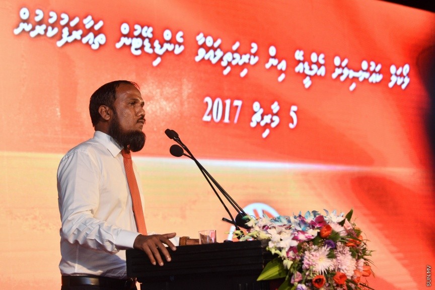 05 މާޗް 2017: އެމްޑީއޭގެ ފަރާތުން ލޯކަލް ކައުންސިލް އިންތިހާބަށް ކުރިމަތިލާ ކެނޑިޑޭޓުން ތައާރަފް ކުރުމަށް މިރޭ ދަރުބާރުގޭގައި ބޭއްވި ޖަލްސާގެ ތެރެއިން --- ސަންފޮޓޯ/ މުހައްމަދު އަފްރާހް