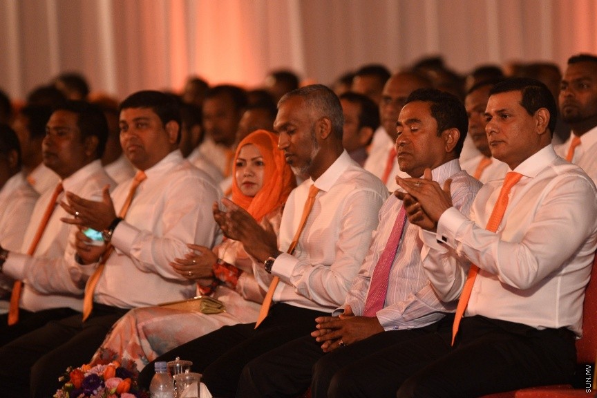 05 މާޗް 2017: އެމްޑީއޭގެ ފަރާތުން ލޯކަލް ކައުންސިލް އިންތިހާބަށް ކުރިމަތިލާ ކެނޑިޑޭޓުން ތައާރަފް ކުރުމަށް މިރޭ ދަރުބާރުގޭގައި ބޭއްވި ޖަލްސާގެ ތެރެއިން --- ސަންފޮޓޯ/ މުހައްމަދު އަފްރާހް