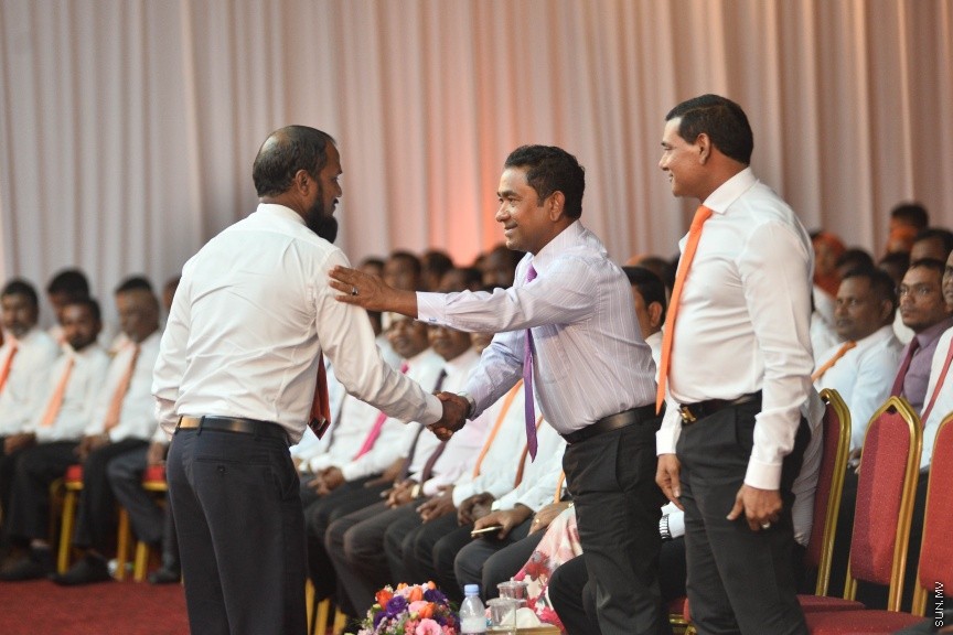 05 މާޗް 2017: އެމްޑީއޭގެ ފަރާތުން ލޯކަލް ކައުންސިލް އިންތިހާބަށް ކުރިމަތިލާ ކެނޑިޑޭޓުން ތައާރަފް ކުރުމަށް މިރޭ ދަރުބާރުގޭގައި ބޭއްވި ޖަލްސާގެ ތެރެއިން --- ސަންފޮޓޯ/ މުހައްމަދު އަފްރާހް