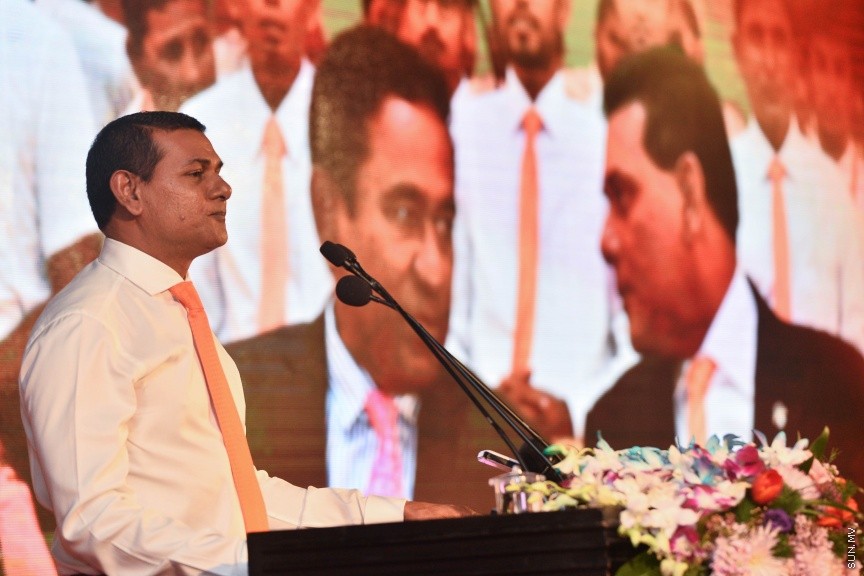 05 މާޗް 2017: އެމްޑީއޭގެ ފަރާތުން ލޯކަލް ކައުންސިލް އިންތިހާބަށް ކުރިމަތިލާ ކެނޑިޑޭޓުން ތައާރަފް ކުރުމަށް މިރޭ ދަރުބާރުގޭގައި ބޭއްވި ޖަލްސާގެ ތެރެއިން --- ސަންފޮޓޯ/ މުހައްމަދު އަފްރާހް