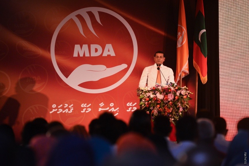 05 މާޗް 2017: އެމްޑީއޭގެ ފަރާތުން ލޯކަލް ކައުންސިލް އިންތިހާބަށް ކުރިމަތިލާ ކެނޑިޑޭޓުން ތައާރަފް ކުރުމަށް މިރޭ ދަރުބާރުގޭގައި ބޭއްވި ޖަލްސާގެ ތެރެއިން --- ސަންފޮޓޯ/ މުހައްމަދު އަފްރާހް