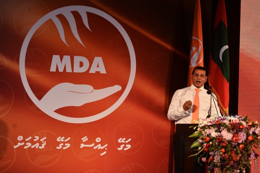 05 މާޗް 2017: އެމްޑީއޭގެ ފަރާތުން ލޯކަލް ކައުންސިލް އިންތިހާބަށް ކުރިމަތިލާ ކެނޑިޑޭޓުން ތައާރަފް ކުރުމަށް މިރޭ ދަރުބާރުގޭގައި ބޭއްވި ޖަލްސާގެ ތެރެއިން --- ސަންފޮޓޯ/ މުހައްމަދު އަފްރާހް