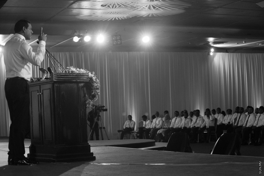 05 މާޗް 2017: އެމްޑީއޭގެ ފަރާތުން ލޯކަލް ކައުންސިލް އިންތިހާބަށް ކުރިމަތިލާ ކެނޑިޑޭޓުން ތައާރަފް ކުރުމަށް މިރޭ ދަރުބާރުގޭގައި ބޭއްވި ޖަލްސާގެ ތެރެއިން --- ސަންފޮޓޯ/ މުހައްމަދު އަފްރާހް