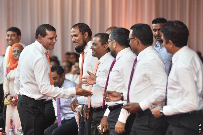 05 މާޗް 2017: އެމްޑީއޭގެ ފަރާތުން ލޯކަލް ކައުންސިލް އިންތިހާބަށް ކުރިމަތިލާ ކެނޑިޑޭޓުން ތައާރަފް ކުރުމަށް މިރޭ ދަރުބާރުގޭގައި ބޭއްވި ޖަލްސާގެ ތެރެއިން --- ސަންފޮޓޯ/ މުހައްމަދު އަފްރާހް