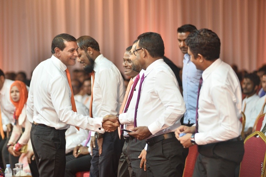 05 މާޗް 2017: އެމްޑީއޭގެ ފަރާތުން ލޯކަލް ކައުންސިލް އިންތިހާބަށް ކުރިމަތިލާ ކެނޑިޑޭޓުން ތައާރަފް ކުރުމަށް މިރޭ ދަރުބާރުގޭގައި ބޭއްވި ޖަލްސާގެ ތެރެއިން --- ސަންފޮޓޯ/ މުހައްމަދު އަފްރާހް