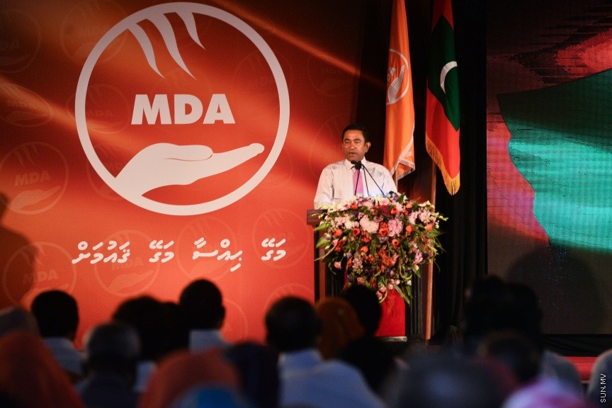 05 މާޗް 2017: އެމްޑީއޭގެ ފަރާތުން ލޯކަލް ކައުންސިލް އިންތިހާބަށް ކުރިމަތިލާ ކެނޑިޑޭޓުން ތައާރަފް ކުރުމަށް މިރޭ ދަރުބާރުގޭގައި ބޭއްވި ޖަލްސާގެ ތެރެއިން --- ސަންފޮޓޯ/ މުހައްމަދު އަފްރާހް