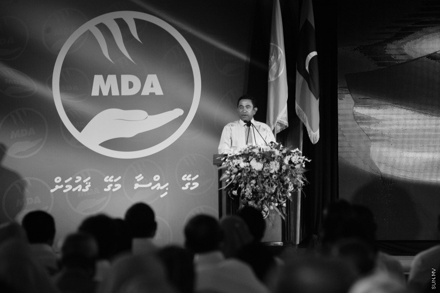 05 މާޗް 2017: އެމްޑީއޭގެ ފަރާތުން ލޯކަލް ކައުންސިލް އިންތިހާބަށް ކުރިމަތިލާ ކެނޑިޑޭޓުން ތައާރަފް ކުރުމަށް މިރޭ ދަރުބާރުގޭގައި ބޭއްވި ޖަލްސާގެ ތެރެއިން --- ސަންފޮޓޯ/ މުހައްމަދު އަފްރާހް