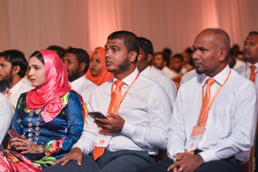 05 މާޗް 2017: އެމްޑީއޭގެ ފަރާތުން ލޯކަލް ކައުންސިލް އިންތިހާބަށް ކުރިމަތިލާ ކެނޑިޑޭޓުން ތައާރަފް ކުރުމަށް މިރޭ ދަރުބާރުގޭގައި ބޭއްވި ޖަލްސާގެ ތެރެއިން --- ސަންފޮޓޯ/ މުހައްމަދު އަފްރާހް