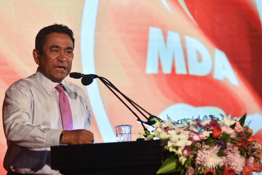 05 މާޗް 2017: އެމްޑީއޭގެ ފަރާތުން ލޯކަލް ކައުންސިލް އިންތިހާބަށް ކުރިމަތިލާ ކެނޑިޑޭޓުން ތައާރަފް ކުރުމަށް މިރޭ ދަރުބާރުގޭގައި ބޭއްވި ޖަލްސާގެ ތެރެއިން --- ސަންފޮޓޯ/ މުހައްމަދު އަފްރާހް