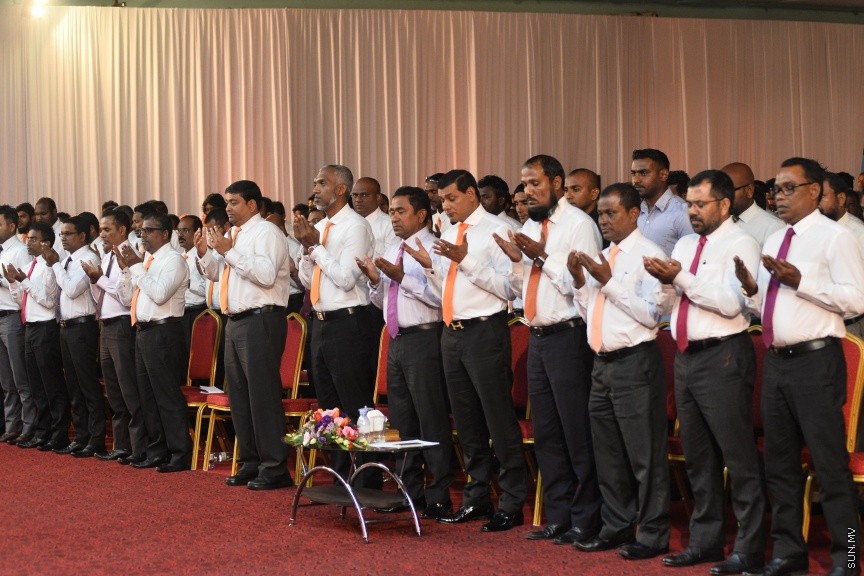 05 މާޗް 2017: އެމްޑީއޭގެ ފަރާތުން ލޯކަލް ކައުންސިލް އިންތިހާބަށް ކުރިމަތިލާ ކެނޑިޑޭޓުން ތައާރަފް ކުރުމަށް މިރޭ ދަރުބާރުގޭގައި ބޭއްވި ޖަލްސާގެ ތެރެއިން --- ސަންފޮޓޯ/ މުހައްމަދު އަފްރާހް