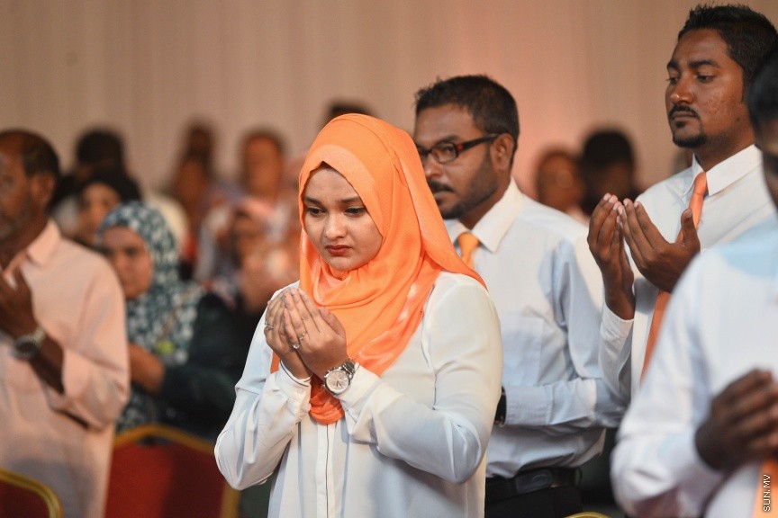 05 މާޗް 2017: އެމްޑީއޭގެ ފަރާތުން ލޯކަލް ކައުންސިލް އިންތިހާބަށް ކުރިމަތިލާ ކެނޑިޑޭޓުން ތައާރަފް ކުރުމަށް މިރޭ ދަރުބާރުގޭގައި ބޭއްވި ޖަލްސާގެ ތެރެއިން --- ސަންފޮޓޯ/ މުހައްމަދު އަފްރާހް