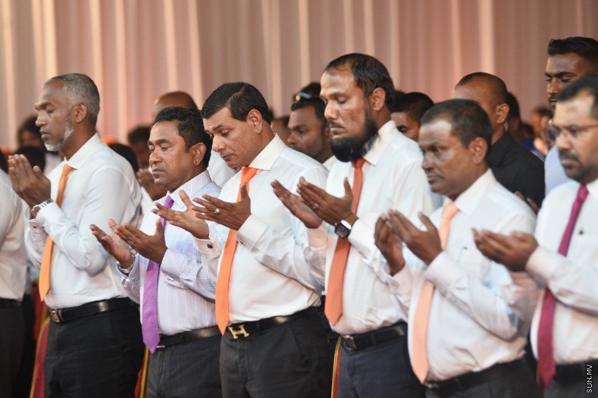 05 މާޗް 2017: އެމްޑީއޭގެ ފަރާތުން ލޯކަލް ކައުންސިލް އިންތިހާބަށް ކުރިމަތިލާ ކެނޑިޑޭޓުން ތައާރަފް ކުރުމަށް މިރޭ ދަރުބާރުގޭގައި ބޭއްވި ޖަލްސާގެ ތެރެއިން --- ސަންފޮޓޯ/ މުހައްމަދު އަފްރާހް