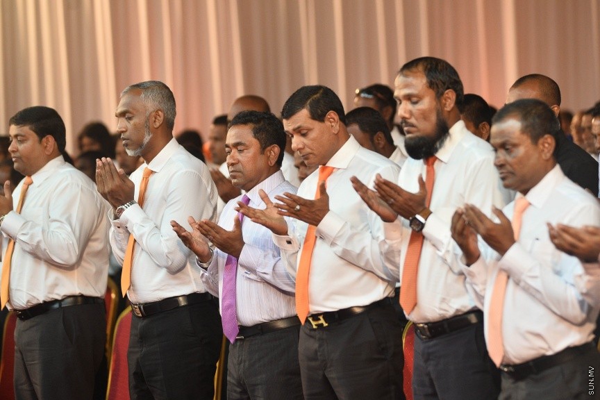 05 މާޗް 2017: އެމްޑީއޭގެ ފަރާތުން ލޯކަލް ކައުންސިލް އިންތިހާބަށް ކުރިމަތިލާ ކެނޑިޑޭޓުން ތައާރަފް ކުރުމަށް މިރޭ ދަރުބާރުގޭގައި ބޭއްވި ޖަލްސާގެ ތެރެއިން --- ސަންފޮޓޯ/ މުހައްމަދު އަފްރާހް