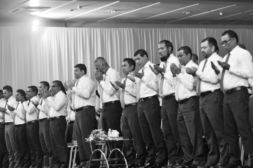 05 މާޗް 2017: އެމްޑީއޭގެ ފަރާތުން ލޯކަލް ކައުންސިލް އިންތިހާބަށް ކުރިމަތިލާ ކެނޑިޑޭޓުން ތައާރަފް ކުރުމަށް މިރޭ ދަރުބާރުގޭގައި ބޭއްވި ޖަލްސާގެ ތެރެއިން --- ސަންފޮޓޯ/ މުހައްމަދު އަފްރާހް