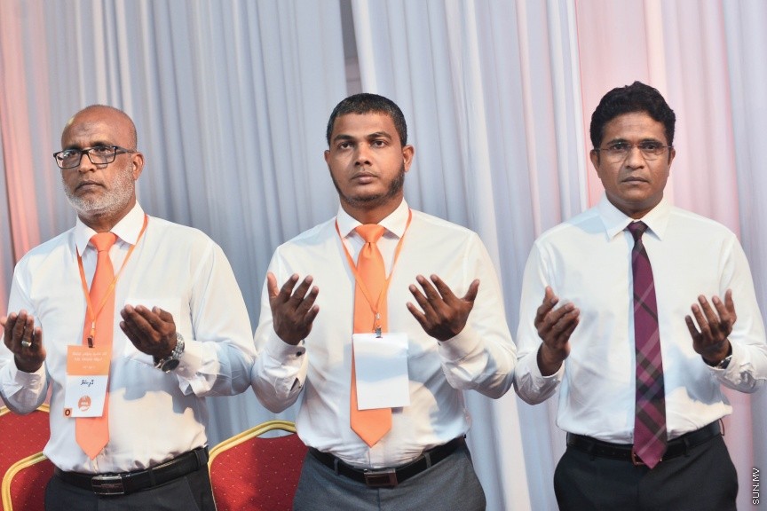 05 މާޗް 2017: އެމްޑީއޭގެ ފަރާތުން ލޯކަލް ކައުންސިލް އިންތިހާބަށް ކުރިމަތިލާ ކެނޑިޑޭޓުން ތައާރަފް ކުރުމަށް މިރޭ ދަރުބާރުގޭގައި ބޭއްވި ޖަލްސާގެ ތެރެއިން --- ސަންފޮޓޯ/ މުހައްމަދު އަފްރާހް