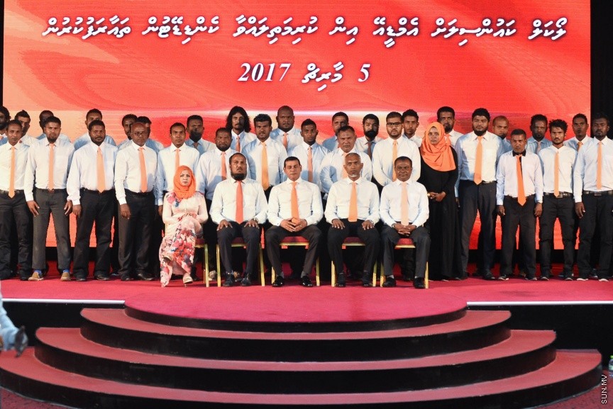05 މާޗް 2017: އެމްޑީއޭގެ ފަރާތުން ލޯކަލް ކައުންސިލް އިންތިހާބަށް ކުރިމަތިލާ ކެނޑިޑޭޓުން ތައާރަފް ކުރުމަށް މިރޭ ދަރުބާރުގޭގައި ބޭއްވި ޖަލްސާގެ ތެރެއިން --- ސަންފޮޓޯ/ މުހައްމަދު އަފްރާހް
