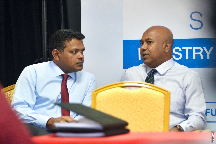 07 މާޗް 2017: ހދ.ކުޅުދުއްފުޓާއި ފ.ނިލަންދުއާއި ގދ.މާވަރުލު އާއި ފަރެސްމާތޮޑާ އާއި ށ.ފުނަދޫގައި އެއާޕޯޓް އެޅުމުގެ މަސައްކަތް މެލޭޝިޔާގެ ކުންފުންޏަކާ ހަވާލުކުރުމަށް މިއަދު ޓޫރިޒަމް މިނިސްޓްރީގައި ބޭއްވި ސޮއިކުރުމުގެ ރަސްމިއްޔާތުގެ ތެރެއިން---ސަން ފޮޓޯ/ މުހައްމަދު އަފްރާހް