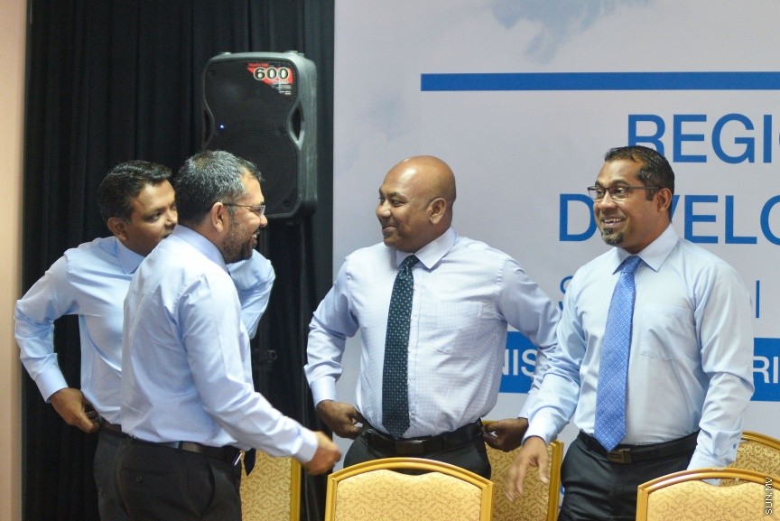 07 މާޗް 2017: ހދ.ކުޅުދުއްފުޓާއި ފ.ނިލަންދުއާއި ގދ.މާވަރުލު އާއި ފަރެސްމާތޮޑާ އާއި ށ.ފުނަދޫގައި އެއާޕޯޓް އެޅުމުގެ މަސައްކަތް މެލޭޝިޔާގެ ކުންފުންޏަކާ ހަވާލުކުރުމަށް މިއަދު ޓޫރިޒަމް މިނިސްޓްރީގައި ބޭއްވި ސޮއިކުރުމުގެ ރަސްމިއްޔާތުގެ ތެރެއިން---ސަން ފޮޓޯ/ މުހައްމަދު އަފްރާހް
