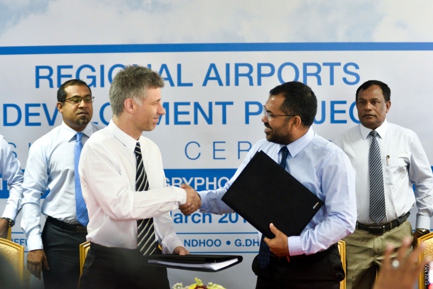 07 މާޗް 2017: ހދ.ކުޅުދުއްފުޓާއި ފ.ނިލަންދުއާއި ގދ.މާވަރުލު އާއި ފަރެސްމާތޮޑާ އާއި ށ.ފުނަދޫގައި އެއާޕޯޓް އެޅުމުގެ މަސައްކަތް މެލޭޝިޔާގެ ކުންފުންޏަކާ ހަވާލުކުރުމަށް މިއަދު ޓޫރިޒަމް މިނިސްޓްރީގައި ބޭއްވި ސޮއިކުރުމުގެ ރަސްމިއްޔާތުގެ ތެރެއިން---ސަން ފޮޓޯ/ މުހައްމަދު އަފްރާހް