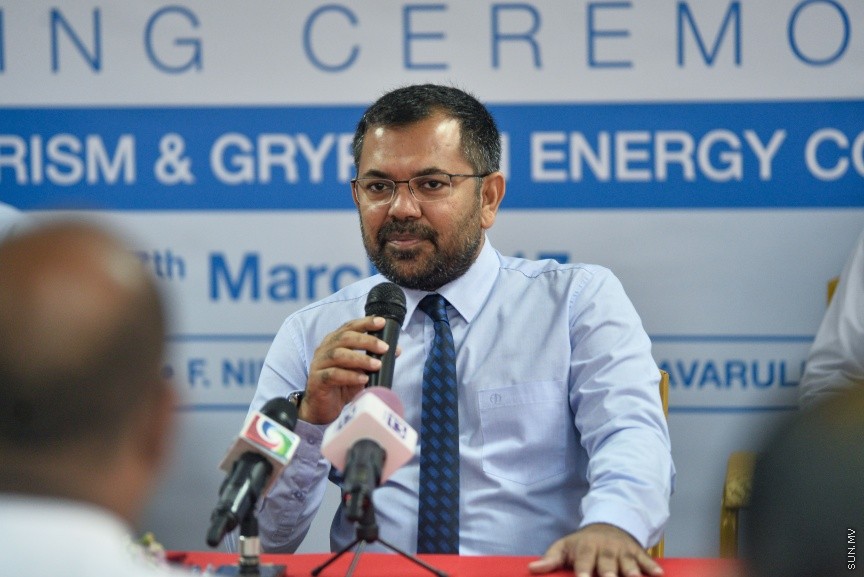 07 މާޗް 2017: ހދ.ކުޅުދުއްފުޓާއި ފ.ނިލަންދުއާއި ގދ.މާވަރުލު އާއި ފަރެސްމާތޮޑާ އާއި ށ.ފުނަދޫގައި އެއާޕޯޓް އެޅުމުގެ މަސައްކަތް މެލޭޝިޔާގެ ކުންފުންޏަކާ ހަވާލުކުރުމަށް މިއަދު ޓޫރިޒަމް މިނިސްޓްރީގައި ބޭއްވި ސޮއިކުރުމުގެ ރަސްމިއްޔާތުގެ ތެރެއިން---ސަން ފޮޓޯ/ މުހައްމަދު އަފްރާހް