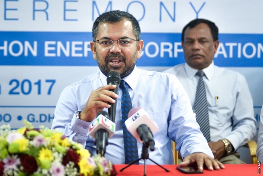 07 މާޗް 2017: ހދ.ކުޅުދުއްފުޓާއި ފ.ނިލަންދުއާއި ގދ.މާވަރުލު އާއި ފަރެސްމާތޮޑާ އާއި ށ.ފުނަދޫގައި އެއާޕޯޓް އެޅުމުގެ މަސައްކަތް މެލޭޝިޔާގެ ކުންފުންޏަކާ ހަވާލުކުރުމަށް މިއަދު ޓޫރިޒަމް މިނިސްޓްރީގައި ބޭއްވި ސޮއިކުރުމުގެ ރަސްމިއްޔާތުގެ ތެރެއިން---ސަން ފޮޓޯ/ މުހައްމަދު އަފްރާހް