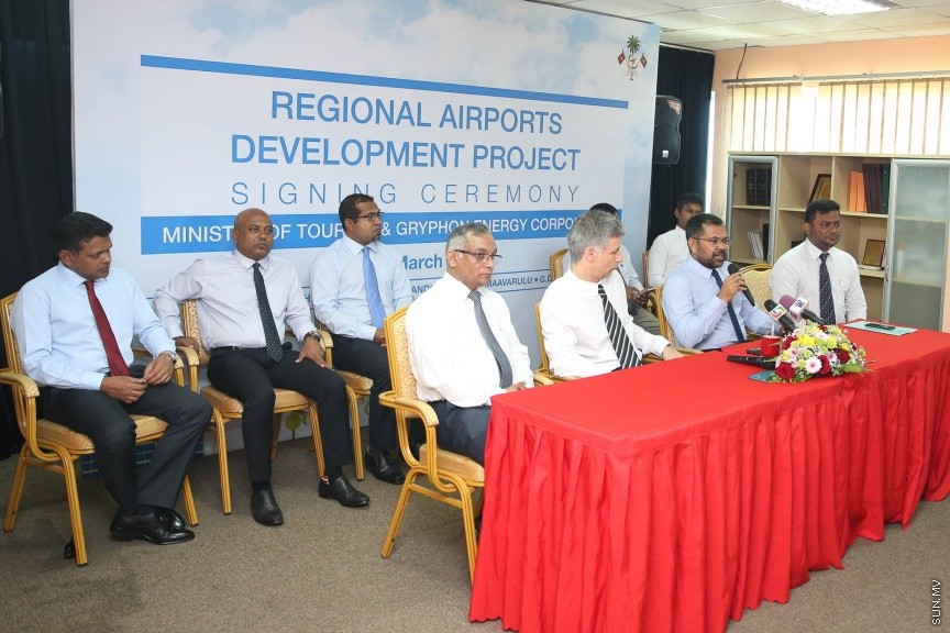 07 މާޗް 2017: ހދ.ކުޅުދުއްފުޓާއި ފ.ނިލަންދުއާއި ގދ.މާވަރުލު އާއި ފަރެސްމާތޮޑާ އާއި ށ.ފުނަދޫގައި އެއާޕޯޓް އެޅުމުގެ މަސައްކަތް މެލޭޝިޔާގެ ކުންފުންޏަކާ ހަވާލުކުރުމަށް މިއަދު ޓޫރިޒަމް މިނިސްޓްރީގައި ބޭއްވި ސޮއިކުރުމުގެ ރަސްމިއްޔާތުގެ ތެރެއިން---ސަން ފޮޓޯ/ މުހައްމަދު އަފްރާހް
