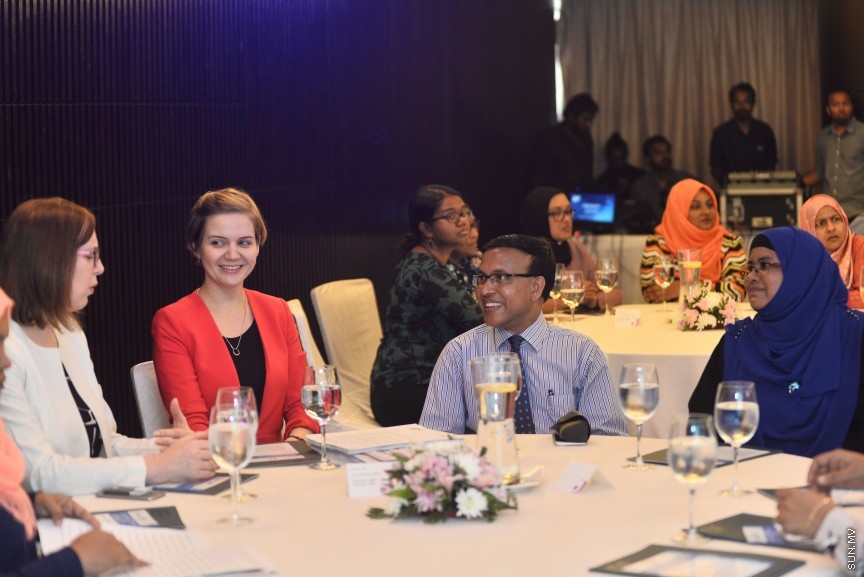  07 މާޗް 2017: ޓީޗަރުން އިނގިރޭސި ފެންވަރު މަތިކުރުމުގެ ތަމްރީނު ޕްރޮގުރާމް ފެށުމަށް މިއަދު ހޮޓެލްޖެންގައި ބޭއްވި ރަސްމިއްޔާތުގެ ތެރެއިން---ސަން ފޮޓޯ/ މުހައްމަދު އަފްރާހް