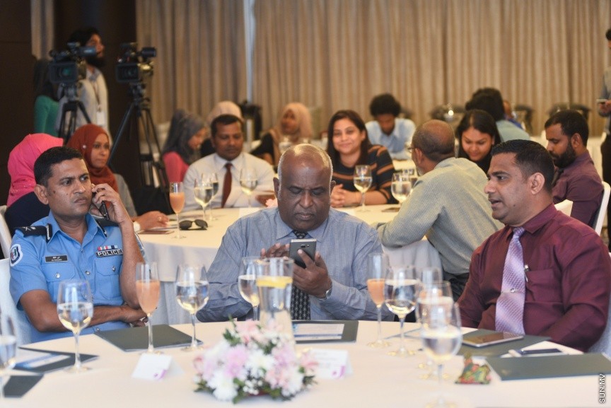  07 މާޗް 2017: ޓީޗަރުން އިނގިރޭސި ފެންވަރު މަތިކުރުމުގެ ތަމްރީނު ޕްރޮގުރާމް ފެށުމަށް މިއަދު ހޮޓެލްޖެންގައި ބޭއްވި ރަސްމިއްޔާތުގެ ތެރެއިން---ސަން ފޮޓޯ/ މުހައްމަދު އަފްރާހް