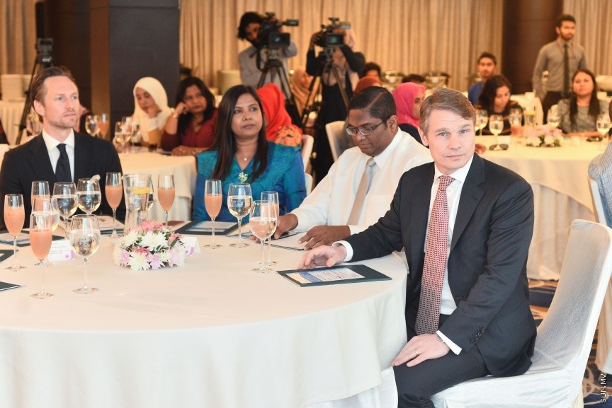  07 މާޗް 2017: ޓީޗަރުން އިނގިރޭސި ފެންވަރު މަތިކުރުމުގެ ތަމްރީނު ޕްރޮގުރާމް ފެށުމަށް މިއަދު ހޮޓެލްޖެންގައި ބޭއްވި ރަސްމިއްޔާތުގެ ތެރެއިން---ސަން ފޮޓޯ/ މުހައްމަދު އަފްރާހް
