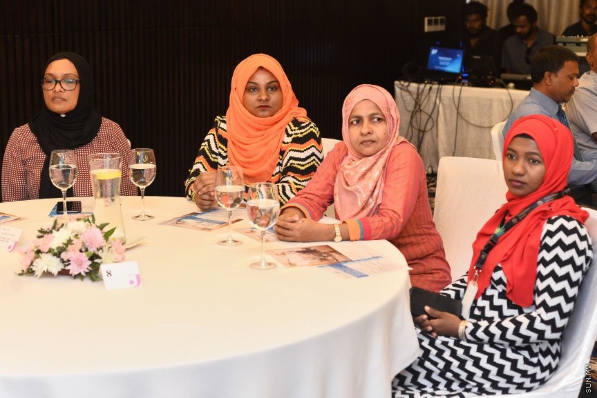  07 މާޗް 2017: ޓީޗަރުން އިނގިރޭސި ފެންވަރު މަތިކުރުމުގެ ތަމްރީނު ޕްރޮގުރާމް ފެށުމަށް މިއަދު ހޮޓެލްޖެންގައި ބޭއްވި ރަސްމިއްޔާތުގެ ތެރެއިން---ސަން ފޮޓޯ/ މުހައްމަދު އަފްރާހް