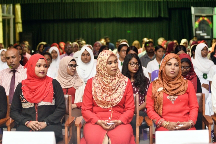 މާޗް 8، 2017: އަމީނިއްޔާ ސްކޫލުގެ އެކި މަގާމްތަކަށް ހޮވުނު ދަރިވަރުންނަށް މަގާމު ހަވާލުކުރުމާއި މުހައްމަދު އަމީން ދީދީ އެވޯޑް ހަވާލުކުރުމަށް ބޭއްވި ރަސްމިއްޔާތުގެ ތެރެއިން -- ސަން ފޮޓޯ/ ފަޔާޒު މޫސާ