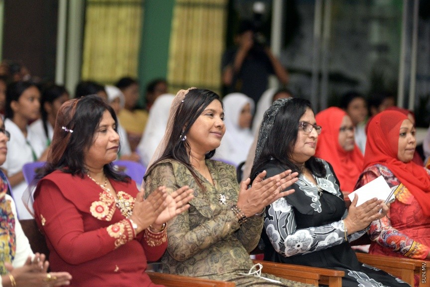 މާޗް 8، 2017: އަމީނިއްޔާ ސްކޫލުގެ އެކި މަގާމްތަކަށް ހޮވުނު ދަރިވަރުންނަށް މަގާމު ހަވާލުކުރުމާއި މުހައްމަދު އަމީން ދީދީ އެވޯޑް ހަވާލުކުރުމަށް ބޭއްވި ރަސްމިއްޔާތުގެ ތެރެއިން -- ސަން ފޮޓޯ/ ފަޔާޒު މޫސާ