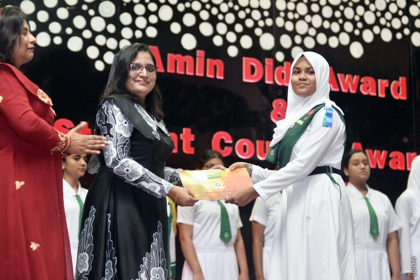 މާޗް 8، 2017: އަމީނިއްޔާ ސްކޫލުގެ އެކި މަގާމްތަކަށް ހޮވުނު ދަރިވަރުންނަށް މަގާމު ހަވާލުކުރުމާއި މުހައްމަދު އަމީން ދީދީ އެވޯޑް ހަވާލުކުރުމަށް ބޭއްވި ރަސްމިއްޔާތުގެ ތެރެއިން -- ސަން ފޮޓޯ/ ފަޔާޒު މޫސާ