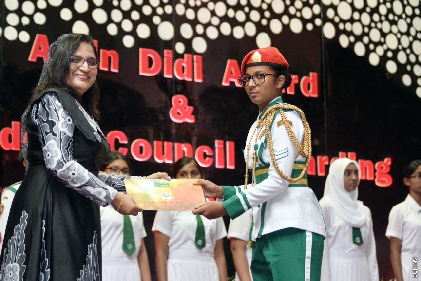 މާޗް 8، 2017: އަމީނިއްޔާ ސްކޫލުގެ އެކި މަގާމްތަކަށް ހޮވުނު ދަރިވަރުންނަށް މަގާމު ހަވާލުކުރުމާއި މުހައްމަދު އަމީން ދީދީ އެވޯޑް ހަވާލުކުރުމަށް ބޭއްވި ރަސްމިއްޔާތުގެ ތެރެއިން -- ސަން ފޮޓޯ/ ފަޔާޒު މޫސާ