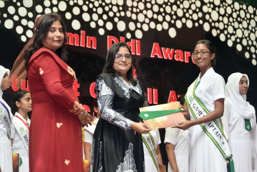 މާޗް 8، 2017: އަމީނިއްޔާ ސްކޫލުގެ އެކި މަގާމްތަކަށް ހޮވުނު ދަރިވަރުންނަށް މަގާމު ހަވާލުކުރުމާއި މުހައްމަދު އަމީން ދީދީ އެވޯޑް ހަވާލުކުރުމަށް ބޭއްވި ރަސްމިއްޔާތުގެ ތެރެއިން -- ސަން ފޮޓޯ/ ފަޔާޒު މޫސާ
