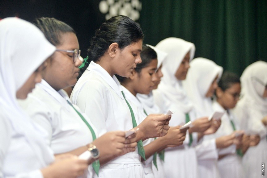މާޗް 8، 2017: އަމީނިއްޔާ ސްކޫލުގެ އެކި މަގާމްތަކަށް ހޮވުނު ދަރިވަރުންނަށް މަގާމު ހަވާލުކުރުމާއި މުހައްމަދު އަމީން ދީދީ އެވޯޑް ހަވާލުކުރުމަށް ބޭއްވި ރަސްމިއްޔާތުގެ ތެރެއިން -- ސަން ފޮޓޯ/ ފަޔާޒު މޫސާ