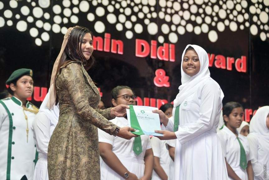 މާޗް 8، 2017: އަމީނިއްޔާ ސްކޫލުގެ އެކި މަގާމްތަކަށް ހޮވުނު ދަރިވަރުންނަށް މަގާމު ހަވާލުކުރުމާއި މުހައްމަދު އަމީން ދީދީ އެވޯޑް ހަވާލުކުރުމަށް ބޭއްވި ރަސްމިއްޔާތުގެ ތެރެއިން -- ސަން ފޮޓޯ/ ފަޔާޒު މޫސާ