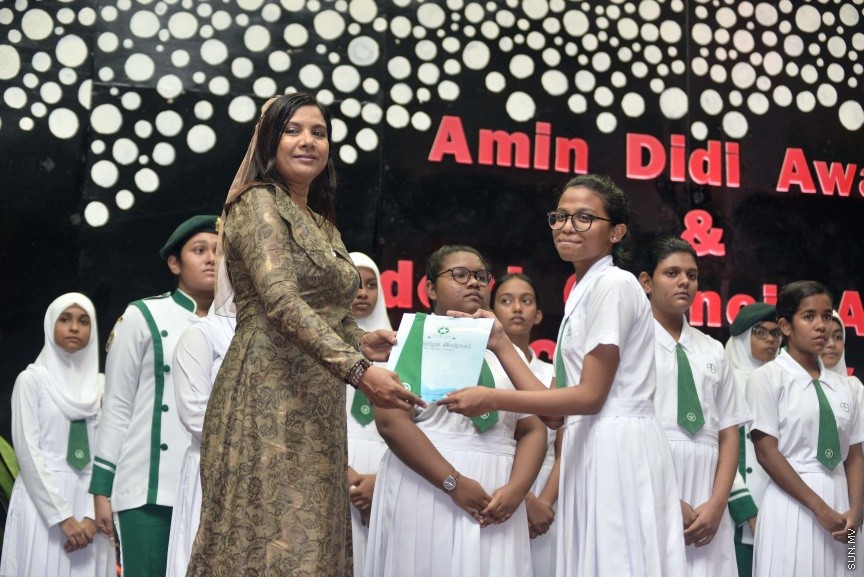 މާޗް 8، 2017: އަމީނިއްޔާ ސްކޫލުގެ އެކި މަގާމްތަކަށް ހޮވުނު ދަރިވަރުންނަށް މަގާމު ހަވާލުކުރުމާއި މުހައްމަދު އަމީން ދީދީ އެވޯޑް ހަވާލުކުރުމަށް ބޭއްވި ރަސްމިއްޔާތުގެ ތެރެއިން -- ސަން ފޮޓޯ/ ފަޔާޒު މޫސާ