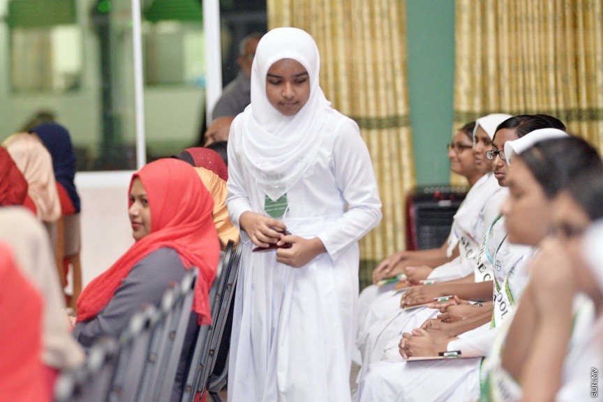 މާޗް 8، 2017: އަމީނިއްޔާ ސްކޫލުގެ އެކި މަގާމްތަކަށް ހޮވުނު ދަރިވަރުންނަށް މަގާމު ހަވާލުކުރުމާއި މުހައްމަދު އަމީން ދީދީ އެވޯޑް ހަވާލުކުރުމަށް ބޭއްވި ރަސްމިއްޔާތުގެ ތެރެއިން -- ސަން ފޮޓޯ/ ފަޔާޒު މޫސާ