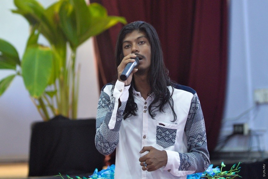  09 މާޗް 2017: ހަ އަހަރުން ފެށިގެން އިމާދުއްދީންގެ ހާއްސަ އެހީއަށް ބޭނުންވާ ކުދިންގެ ކުލާހުގައި ކިޔަވަމުންދާ ނަބީހުގެ ކާމިޔާބީ ފާހަގަކުރުމަށްް މިއަދު އިމާދުއްދީން ސުކޫލުގައި ބޭއްވި ރަސްމިއްޔާތުގެ ތެރެއިން: އަހުމަދު ނަބީހު  ވަނީ ތިން މަސް ތެރޭގައި ކީރިތި ގުރުއާން ހިތުދަސް ކޮށްފަ----ސަން ފޮޓޯ/ މުހައްމަދު އަފްރާހް