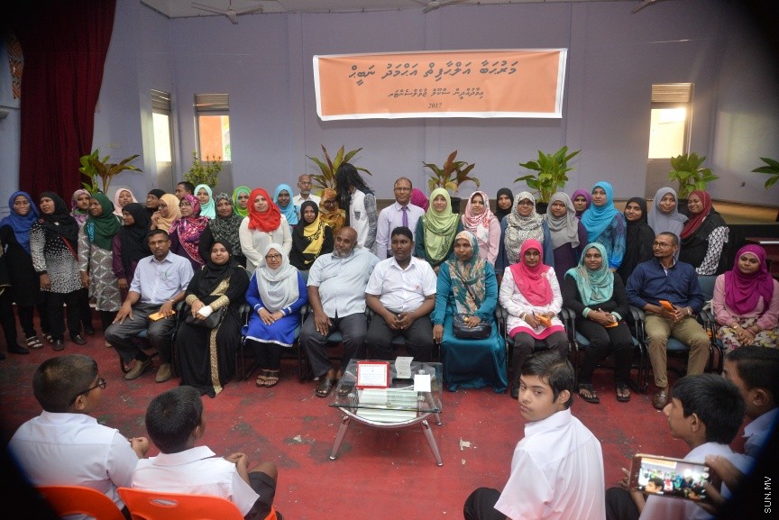  09 މާޗް 2017: ހަ އަހަރުން ފެށިގެން އިމާދުއްދީންގެ ހާއްސަ އެހީއަށް ބޭނުންވާ ކުދިންގެ ކުލާހުގައި ކިޔަވަމުންދާ ނަބީހުގެ ކާމިޔާބީ ފާހަގަކުރުމަށްް މިއަދު އިމާދުއްދީން ސުކޫލުގައި ބޭއްވި ރަސްމިއްޔާތުގެ ތެރެއިން: އަހުމަދު ނަބީހު  ވަނީ ތިން މަސް ތެރޭގައި ކީރިތި ގުރުއާން ހިތުދަސް ކޮށްފަ----ސަން ފޮޓޯ/ މުހައްމަދު އަފްރާހް