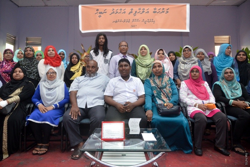  09 މާޗް 2017: ހަ އަހަރުން ފެށިގެން އިމާދުއްދީންގެ ހާއްސަ އެހީއަށް ބޭނުންވާ ކުދިންގެ ކުލާހުގައި ކިޔަވަމުންދާ ނަބީހުގެ ކާމިޔާބީ ފާހަގަކުރުމަށްް މިއަދު އިމާދުއްދީން ސުކޫލުގައި ބޭއްވި ރަސްމިއްޔާތުގެ ތެރެއިން: އަހުމަދު ނަބީހު  ވަނީ ތިން މަސް ތެރޭގައި ކީރިތި ގުރުއާން ހިތުދަސް ކޮށްފަ----ސަން ފޮޓޯ/ މުހައްމަދު އަފްރާހް