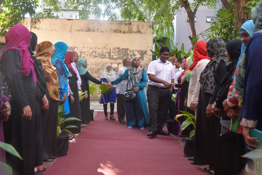  09 މާޗް 2017: ހަ އަހަރުން ފެށިގެން އިމާދުއްދީންގެ ހާއްސަ އެހީއަށް ބޭނުންވާ ކުދިންގެ ކުލާހުގައި ކިޔަވަމުންދާ ނަބީހުގެ ކާމިޔާބީ ފާހަގަކުރުމަށްް މިއަދު އިމާދުއްދީން ސުކޫލުގައި ބޭއްވި ރަސްމިއްޔާތުގެ ތެރެއިން: އަހުމަދު ނަބީހު  ވަނީ ތިން މަސް ތެރޭގައި ކީރިތި ގުރުއާން ހިތުދަސް ކޮށްފަ----ސަން ފޮޓޯ/ މުހައްމަދު އަފްރާހް