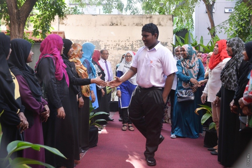  09 މާޗް 2017: ހަ އަހަރުން ފެށިގެން އިމާދުއްދީންގެ ހާއްސަ އެހީއަށް ބޭނުންވާ ކުދިންގެ ކުލާހުގައި ކިޔަވަމުންދާ ނަބީހުގެ ކާމިޔާބީ ފާހަގަކުރުމަށްް މިއަދު އިމާދުއްދީން ސުކޫލުގައި ބޭއްވި ރަސްމިއްޔާތުގެ ތެރެއިން: އަހުމަދު ނަބީހު  ވަނީ ތިން މަސް ތެރޭގައި ކީރިތި ގުރުއާން ހިތުދަސް ކޮށްފަ----ސަން ފޮޓޯ/ މުހައްމަދު އަފްރާހް