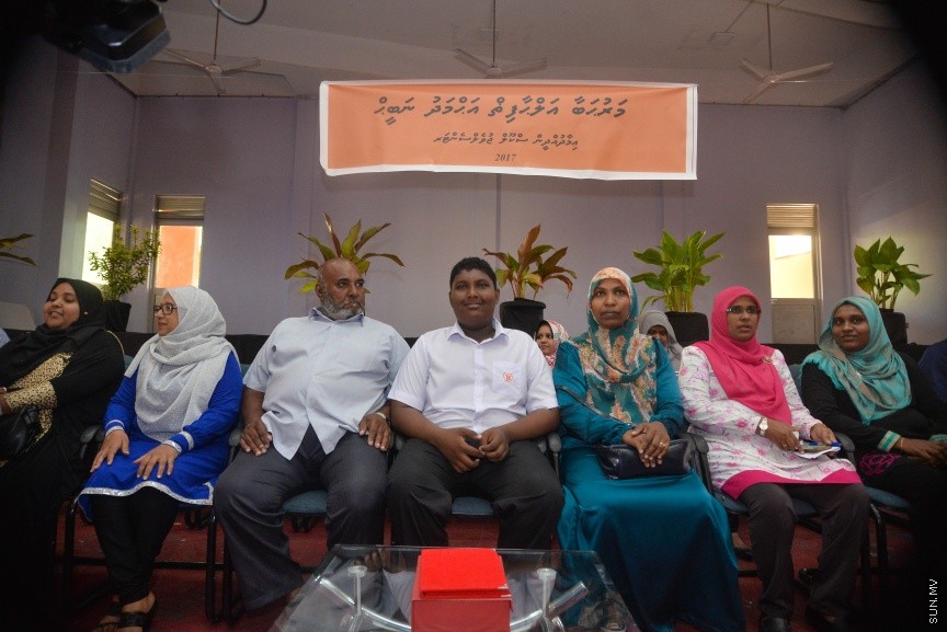  09 މާޗް 2017: ހަ އަހަރުން ފެށިގެން އިމާދުއްދީންގެ ހާއްސަ އެހީއަށް ބޭނުންވާ ކުދިންގެ ކުލާހުގައި ކިޔަވަމުންދާ ނަބީހުގެ ކާމިޔާބީ ފާހަގަކުރުމަށްް މިއަދު އިމާދުއްދީން ސުކޫލުގައި ބޭއްވި ރަސްމިއްޔާތުގެ ތެރެއިން: އަހުމަދު ނަބީހު  ވަނީ ތިން މަސް ތެރޭގައި ކީރިތި ގުރުއާން ހިތުދަސް ކޮށްފަ----ސަން ފޮޓޯ/ މުހައްމަދު އަފްރާހް